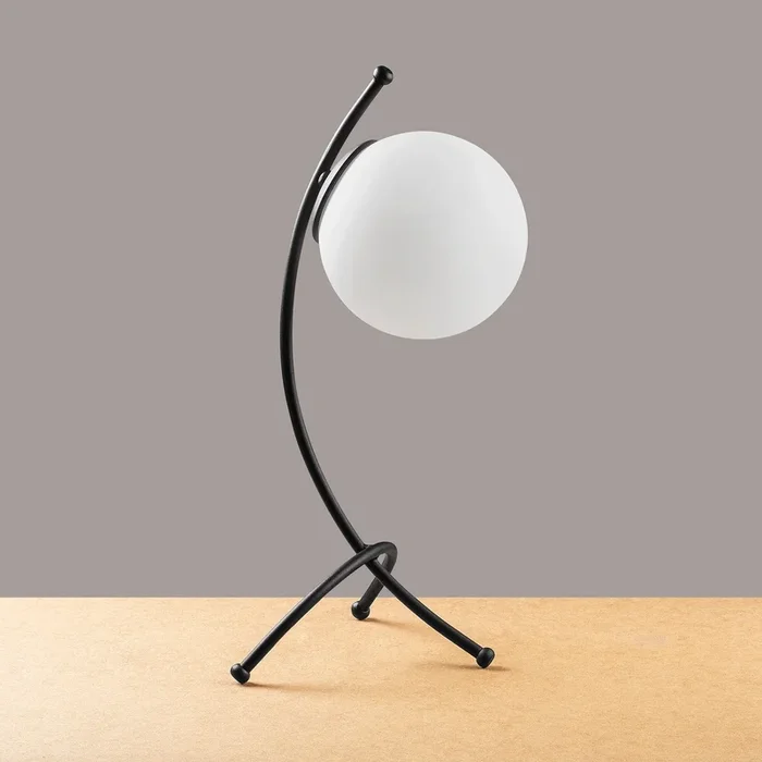 Lampada da tavolo minimal in metallo nero paralume a sfera in vetro cm 23x18x43h