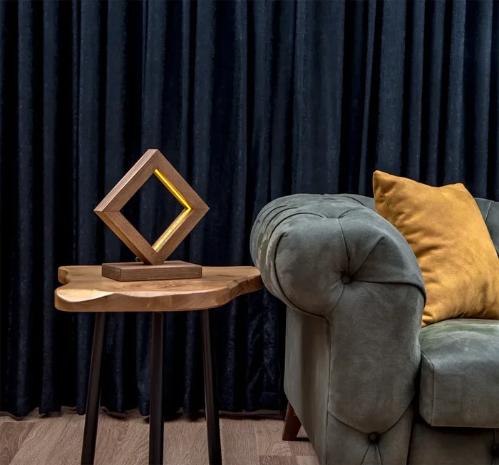 Lampada moderna da tavolo romboidale in legno con luce a led cm 27x12x29h