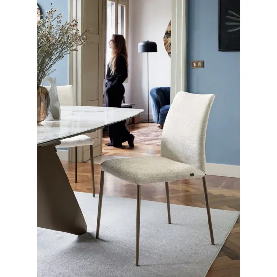 Sedia Atlas con schienale flessibile Connubia